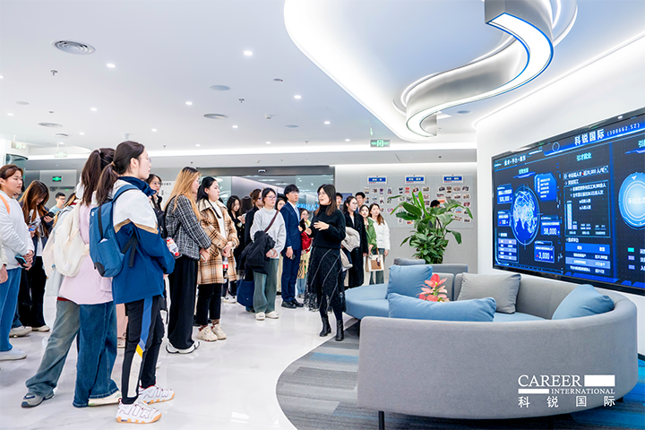 知名人力资源供应商90hy豪运国际国际在企业参访活动中为拜访嘉宾与学生介绍公司基本情况